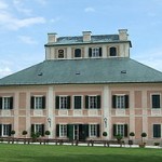 254px-Ratibořice_castle_main_building_back